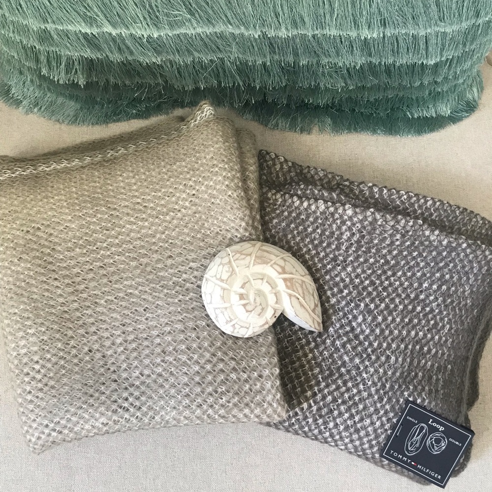 ☕️Hilfiger Two Tone Knit Infinity Scarf🤩 - Picture 3 of 3